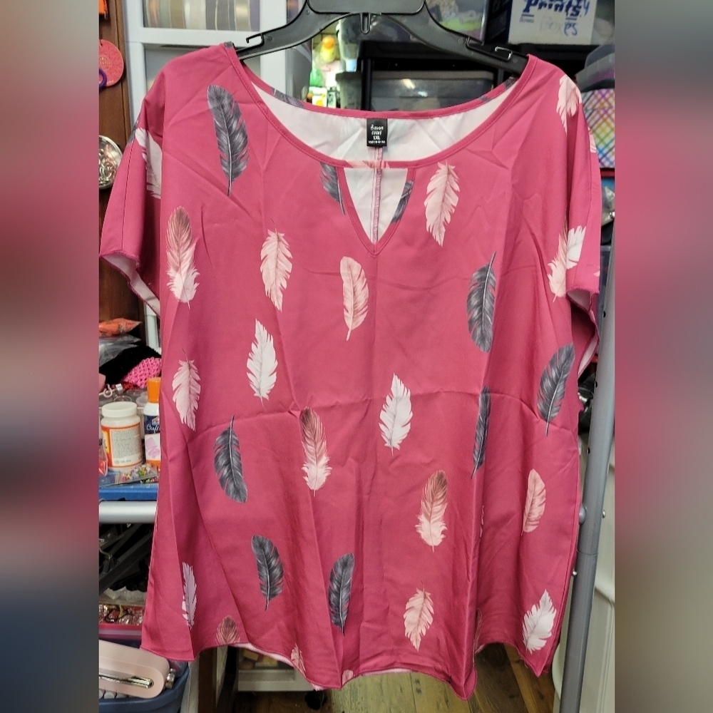 Sason Curve Feather Print Short Sleeve 1XL Keyhole Front Top Mauve